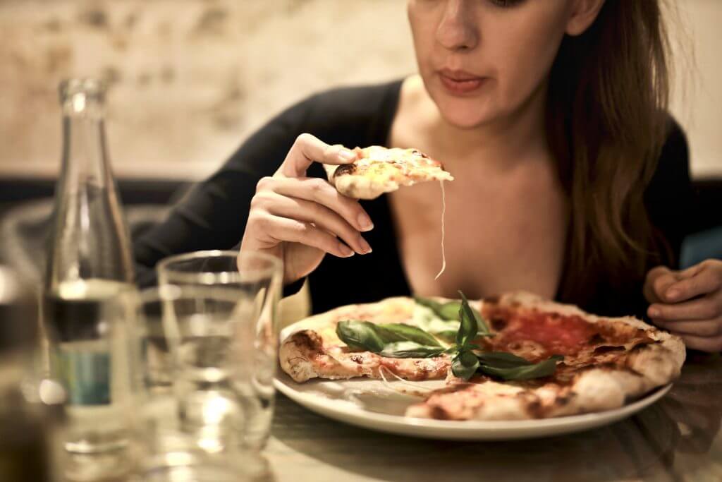 ダイエット中に食べても平気 気になるピザ一枚のカロリーは 薪窯ナポリピザフォンターナ ピザブログ